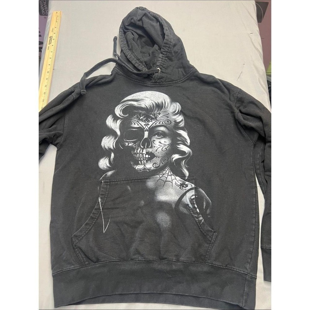 marlyn skull graphic